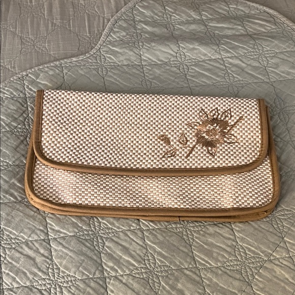 Vintage Handbags - Vintage Woven Straw Clutch, with a floral embroidery design